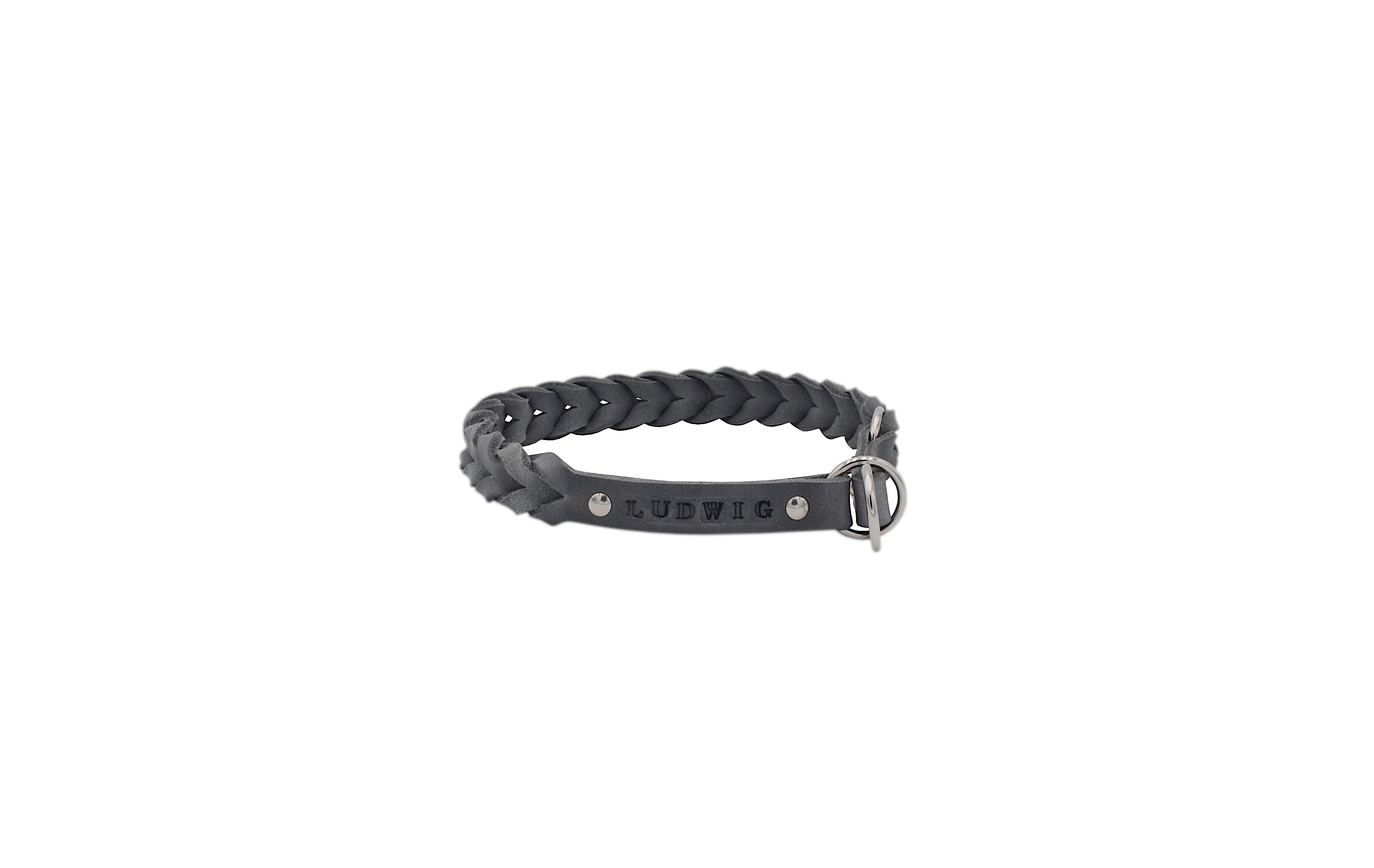 <transcy>Braided fat leather pull stop collar</transcy>